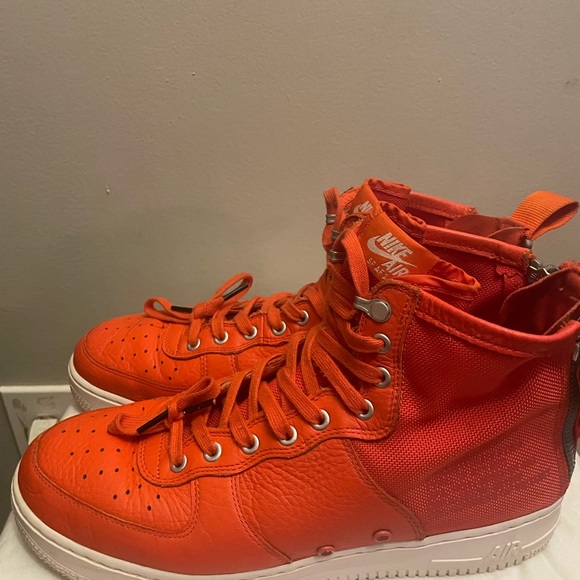 Nike - Picture 2 of 4